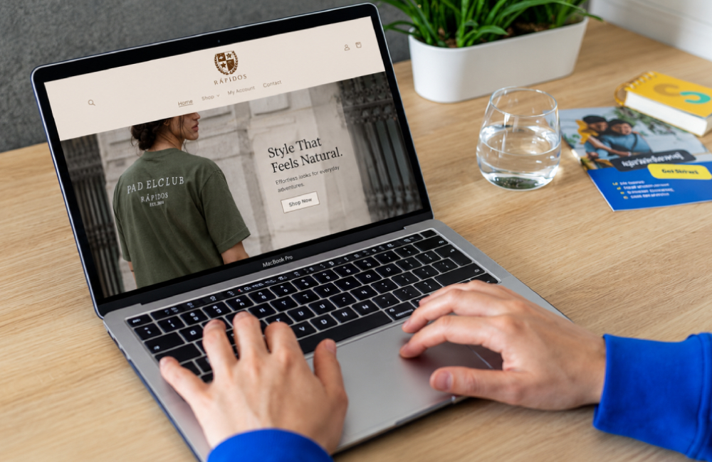 Rápidos fashion ecommerce website mockup on laptop